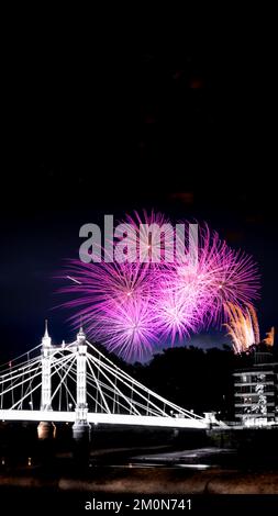 Un tiro verticale di fuochi d'artificio sull'Albert Bridge a Battersea Park, Londra, nel fine settimana di notte in falò Foto Stock