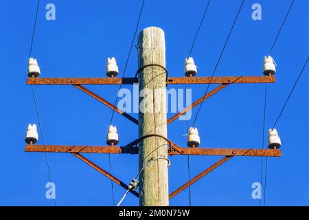 Vecchi poli telefonici con fili Foto Stock