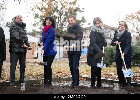 07 dicembre 2022, Sassonia, Dresda: Michael Albrecht (l-r), direttore medico dell'ospedale universitario, Stefanie Speidel, capo della divisione di oncologia chirurgica traslazionale, Michael Kretschmer (CDU), primo ministro della Sassonia, Ursula Weyrich, direttore commerciale del centro tedesco di ricerca sul cancro (DKFZ), E Esther Troost, Preside della Facoltà di Medicina di tu Dresda, si trova nel corso di una simbolica cerimonia di inaugurazione sul sito del futuro nuovo edificio del Centro di Ricerca sul cancro tedesco. Al sito, condizioni uniche a livello nazionale sono da creare per lo sviluppo di tecnologie future i Foto Stock