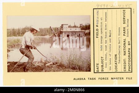 Operazione di dragaggio d'oro a Coal Creek, vicino al fiume Yukon tra le città di Circle e Eagle. Alaska Task Force fotografie Foto Stock