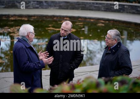 Il segretario dell'Irlanda del Nord Chris Heaton-Harris (centro) parla con Stanley McCombe (a destra), che ha perso sua moglie Ann e Michael Gallagher che hanno perso suo figlio Aiden nel bombardamento dell'Omagh, in un incontro con i familiari delle vittime a Omagh, nella contea di Tyrone, Irlanda del Nord. Data immagine: Mercoledì 7 dicembre 2022. Foto Stock