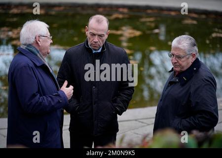 Il segretario dell'Irlanda del Nord Chris Heaton-Harris (centro) parla con Stanley McCombe (a destra), che ha perso sua moglie Ann e Michael Gallagher che hanno perso suo figlio Aiden nel bombardamento dell'Omagh, in un incontro con i familiari delle vittime a Omagh, nella contea di Tyrone, Irlanda del Nord. Data immagine: Mercoledì 7 dicembre 2022. Foto Stock