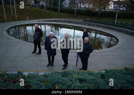 Il segretario dell'Irlanda del Nord Chris Heaton-Harris (centro) parla con Stanley McCombe (a destra), che ha perso la moglie Ann e Michael Gallagher (a destra) che ha perso il figlio Aiden nel bombardamento dell'Omagh, in un incontro con i familiari delle vittime a Omagh, nella contea di Tyrone, Irlanda del Nord. Data immagine: Mercoledì 7 dicembre 2022. Foto Stock