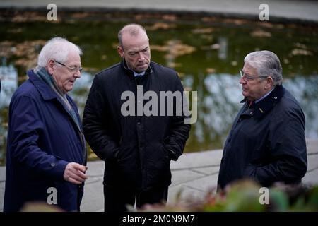 Il segretario dell'Irlanda del Nord Chris Heaton-Harris (centro) parla con Stanley McCombe (a destra), che ha perso sua moglie Ann e Michael Gallagher che hanno perso suo figlio Aiden nel bombardamento dell'Omagh, in un incontro con i familiari delle vittime a Omagh, nella contea di Tyrone, Irlanda del Nord. Data immagine: Mercoledì 7 dicembre 2022. Foto Stock