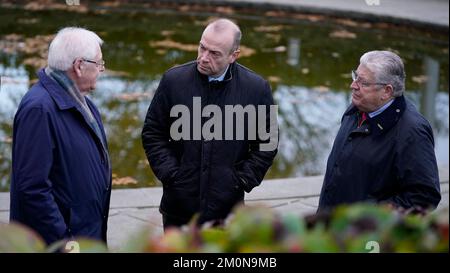 Il segretario dell'Irlanda del Nord Chris Heaton-Harris (centro) parla con Stanley McCombe (a destra), che ha perso sua moglie Ann e Michael Gallagher che hanno perso suo figlio Aiden nel bombardamento dell'Omagh, in un incontro con i familiari delle vittime a Omagh, nella contea di Tyrone, Irlanda del Nord. Data immagine: Mercoledì 7 dicembre 2022. Foto Stock