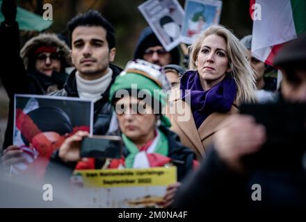 L'Aia, Paesi Bassi, 07/12/2022, Lilian Marijnissen (SP) durante una protesta di studenti iraniani-olandesi davanti alla Camera dei rappresentanti per mostrare solidarietà ai dimostranti in Iran. Un'ondata di proteste è scoppiata nel paese dopo la morte di Mahsa Amini, 22 anni. ANP BART MAAT netherlands OUT - belgio OUT Foto Stock