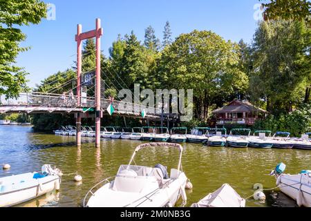 Barche a noleggio elettriche ormeggiate sull'isola di Versailles sul fiume Erdre a Nantes, Francia, ai piedi della passerella in stile giapponese. Foto Stock