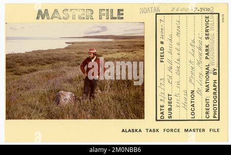 Ed Hall accanto alla roccia in cerchio di una casa di uomini. Alaska Task Force fotografie Foto Stock