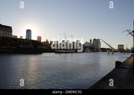 Women's Bridge, ponte pedonale rotante nel quartiere commerciale di Puerto Madero di Buenos Aires, Argentina Foto Stock