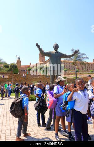 Settembre 29 2022 - Pretoria, Sudafrica: Happy Children alla statua di Nelson Mandela sulla sua piazza di fronte agli edifici dell'Unione a Pretoria, Sud A. Foto Stock