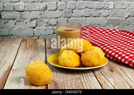 Colazione tradizionale brasiliana, pane al formaggio e caffè con latte. Messa a fuoco selettiva. Foto Stock