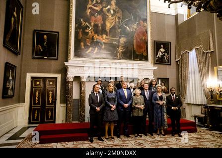 AMSTERDAM - 07/12/2022, AMSTERDAM - la regina Maxima, il re Willem-Alexander, la principessa Beatrix, il principe Constantijn e la principessa Laurentien hanno scattato la loro foto con i vincitori durante la presentazione dei Prince Claus Impact Awards nel Palazzo reale. Gli Impact Awards sono destinati a riconoscere artisti, creativi e leader ispiratori. ANP SEM VAN DER WAL olanda fuori - belgio fuori Foto Stock