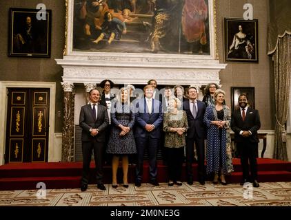 AMSTERDAM - 07/12/2022, AMSTERDAM - la regina Maxima, il re Willem-Alexander, la principessa Beatrix, il principe Constantijn e la principessa Laurentien hanno scattato la loro foto con i vincitori durante la presentazione dei Prince Claus Impact Awards nel Palazzo reale. Gli Impact Awards sono destinati a riconoscere artisti, creativi e leader ispiratori. ANP SEM VAN DER WAL olanda fuori - belgio fuori Foto Stock