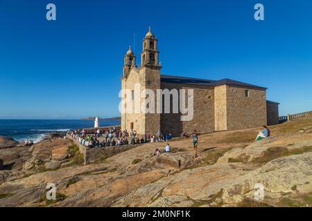 Muxia, A Coruna - Spagna; 30 agosto 2022: Santuario Virxe de la Barca sulle rocce della costa atlantica nella luce del pomeriggio in primo piano Foto Stock