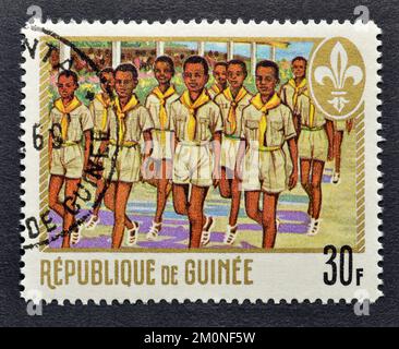 Francobollo annullato stampato dalla Repubblica di Guinea, che mostra Scout, circa 1969. Foto Stock