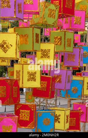 Lanterne di carta tradizionali colorate per Loi Krathong aka Yi Peng festival annuale che decorano la città di Chiang mai, Thailandia Foto Stock