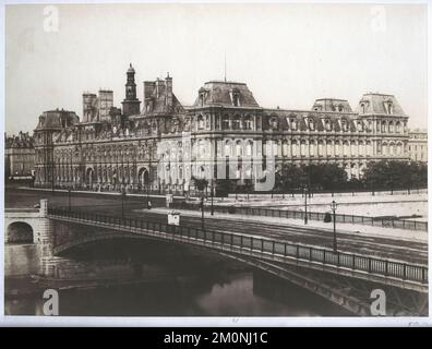 Vista esterna dell'Hôtel de Ville e Pont d'Arcole, Parigi, Francia, circa 1865. Fotografia di Édouard Baldus (1813 - 1889) Foto Stock