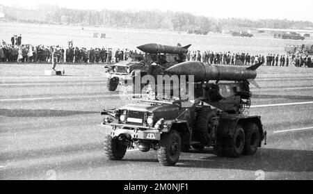 La parata sul campo, un'esposizione di armi da parte di tutte le unità della Bundeswehr e della NATO il 22 marzo 1972 a Wunstorf, bassa Sassonia, Germania, Europa Foto Stock