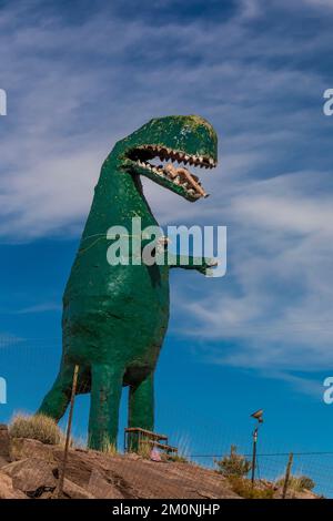 Dinosauro che mangia un essere umano al negozio Stewart's Petrified Wood lungo la Route 66 vicino a Holbrook, Arizona, USA [Nessuna release di proprietà; solo licenza editoriale] Foto Stock