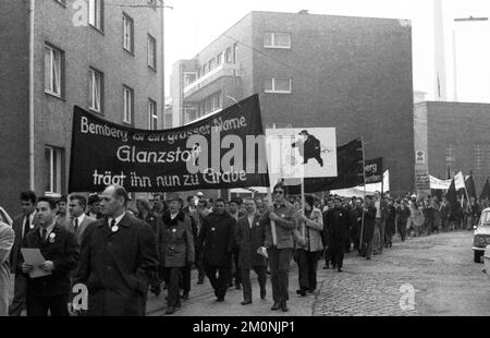 2000 lavoratori, dipendenti e parenti hanno manifestato a Wuppertal il 18.4.1972 con bandiere nere di lutto e bandiere rosse di protesta contro la perdita di Foto Stock