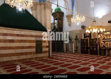 Hebron, Palestina, 21 aprile 2022: Sala di preghiera della moschea di Abramo e tomba di Isacco Foto Stock