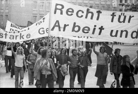 Durante il IV Congresso federale della SDAJ affiliata alla DKP, i delegati hanno manifestato ad Hannover il 19 maggio 1974 per le loro richieste di co-determinazione e. Foto Stock