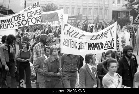 Durante il IV Congresso federale della SDAJ affiliata alla DKP, i delegati hanno manifestato ad Hannover il 19 maggio 1974 per le loro richieste di co-determinazione e. Foto Stock