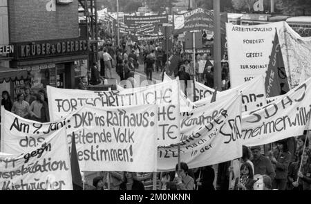 Durante il IV Congresso federale della SDAJ affiliata alla DKP, i delegati hanno manifestato ad Hannover il 19 maggio 1974 per le loro richieste di co-determinazione e. Foto Stock