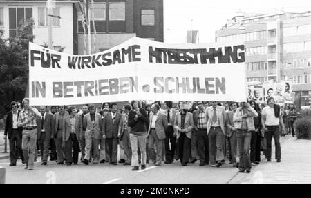 Durante il IV Congresso federale della SDAJ affiliata alla DKP, i delegati hanno manifestato ad Hannover il 19 maggio 1974 per le loro richieste di co-determinazione e. Foto Stock