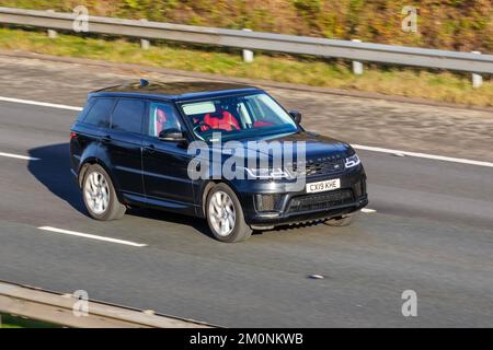 Land Rover nera 2019. RANGE ROVER SPORT AUTOBIOGRAPHY DYNAMIC, HSE DYN P40 1997cc Hybrid Electric automatico a 8 marce; viaggiando sull'autostrada M61 nel Regno Unito Foto Stock