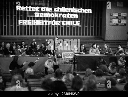 Con un evento di solidarietà e una dimostrazione presso l'Università di Colonia il 25,1.1974, studenti, leftisti e rifugiati cileni si sono difesi ag Foto Stock