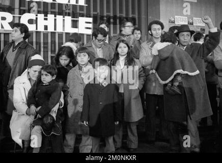 Con un evento di solidarietà e una dimostrazione presso l'Università di Colonia il 25,1.1974, studenti, leftisti e rifugiati cileni si sono difesi ag Foto Stock