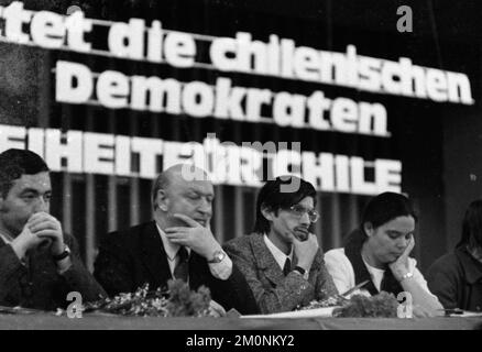 Con un evento di solidarietà e una dimostrazione presso l'Università di Colonia il 25,1.1974, studenti, leftisti e rifugiati cileni si sono difesi ag Foto Stock