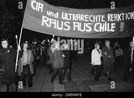 Con un evento di solidarietà e una dimostrazione presso l'Università di Colonia il 25,1.1974, studenti, leftisti e rifugiati cileni si sono difesi ag Foto Stock