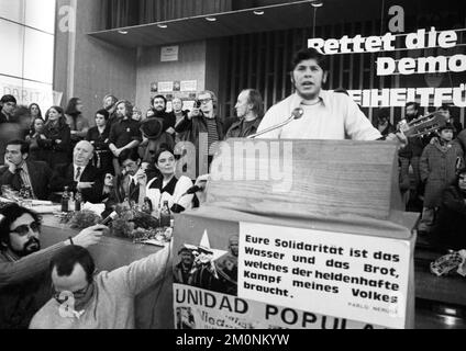 Con un evento di solidarietà e una dimostrazione presso l'Università di Colonia il 25,1.1974, studenti, leftisti e rifugiati cileni si sono difesi ag Foto Stock