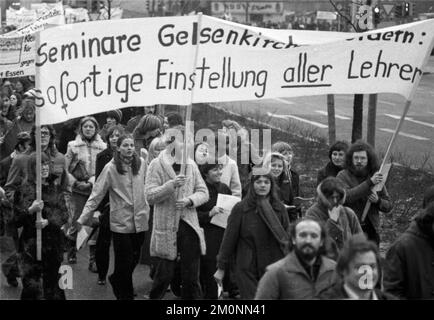 Contro la disoccupazione degli insegnanti, più di 5000 pedagoghi, chiamati dal loro sindacato GEW, hanno dimostrato su 27.1.1977 a Dortmund, Germania, Europa Foto Stock