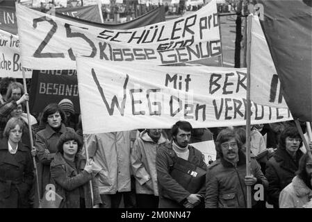 Contro la disoccupazione degli insegnanti, più di 5000 pedagoghi, chiamati dal loro sindacato GEW, hanno dimostrato su 27.1.1977 a Dortmund, Germania, Europa Foto Stock