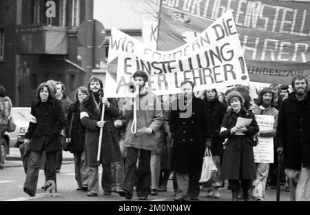 Contro la disoccupazione degli insegnanti, più di 5000 pedagoghi, chiamati dal loro sindacato GEW, hanno dimostrato su 27.1.1977 a Dortmund, Germania, Europa Foto Stock