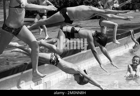 L'estate del 1976 ha portato un sacco di sole e piscine complete, come qui su 25.6.1976 a Dortmund, Germania, Europa Foto Stock