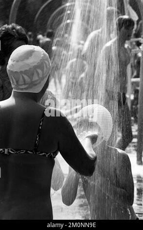 L'estate del 1976 ha portato un sacco di sole e piscine complete, come qui su 25.6.1976 a Dortmund, Germania, Europa Foto Stock