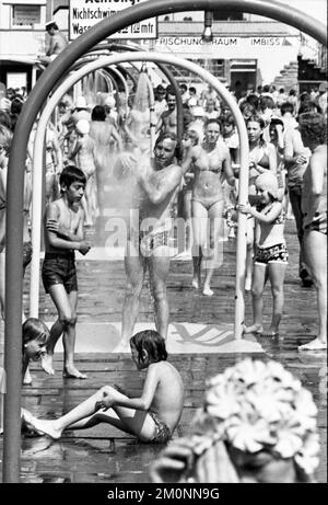 L'estate del 1976 ha portato un sacco di sole e piscine complete, come qui su 25.6.1976 a Dortmund, Germania, Europa Foto Stock