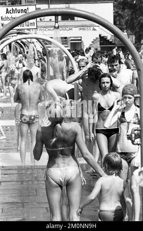 L'estate del 1976 ha portato un sacco di sole e piscine complete, come qui su 25.6.1976 a Dortmund, Germania, Europa Foto Stock