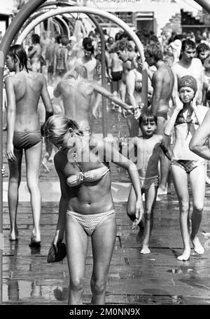 L'estate del 1976 ha portato un sacco di sole e piscine complete, come qui su 25.6.1976 a Dortmund, Germania, Europa Foto Stock