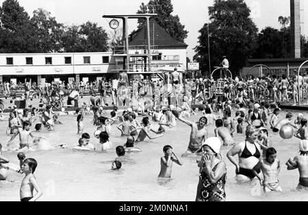 L'estate del 1976 ha portato un sacco di sole e piscine complete, come qui su 25.6.1976 a Dortmund, Germania, Europa Foto Stock