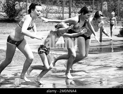 L'estate del 1976 ha portato un sacco di sole e piscine complete, come qui su 25.6.1976 a Dortmund, Germania, Europa Foto Stock