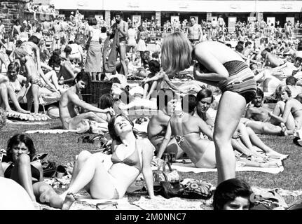 L'estate del 1976 ha portato un sacco di sole e piscine complete, come qui su 25.6.1976 a Dortmund, Germania, Europa Foto Stock