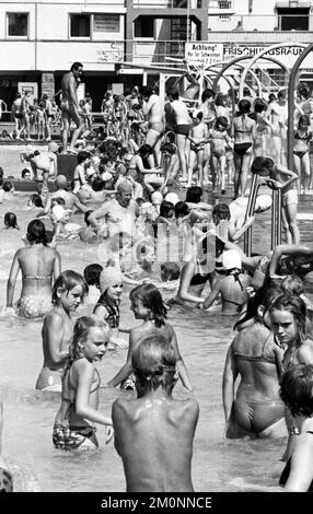 L'estate del 1976 ha portato un sacco di sole e piscine complete, come qui su 25.6.1976 a Dortmund, Germania, Europa Foto Stock