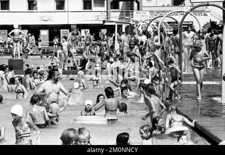 L'estate del 1976 ha portato un sacco di sole e piscine complete, come qui su 25.6.1976 a Dortmund, Germania, Europa Foto Stock