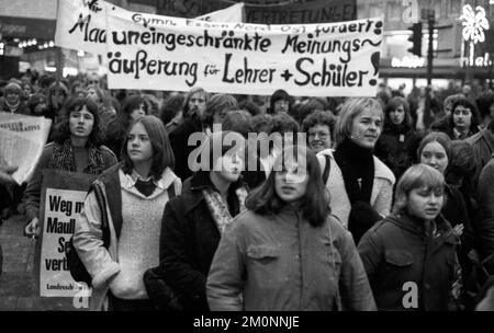 Diverse migliaia di alunni e insegnanti delle scuole della Renania settentrionale-Vestfalia hanno dimostrato di essere più liberi di espressione e di svolgere un'attività politica libera Foto Stock