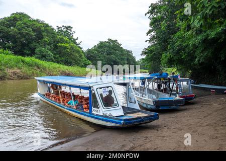 Barche di trasporto fluviale al molo la Pavona in Costa Rica Foto Stock